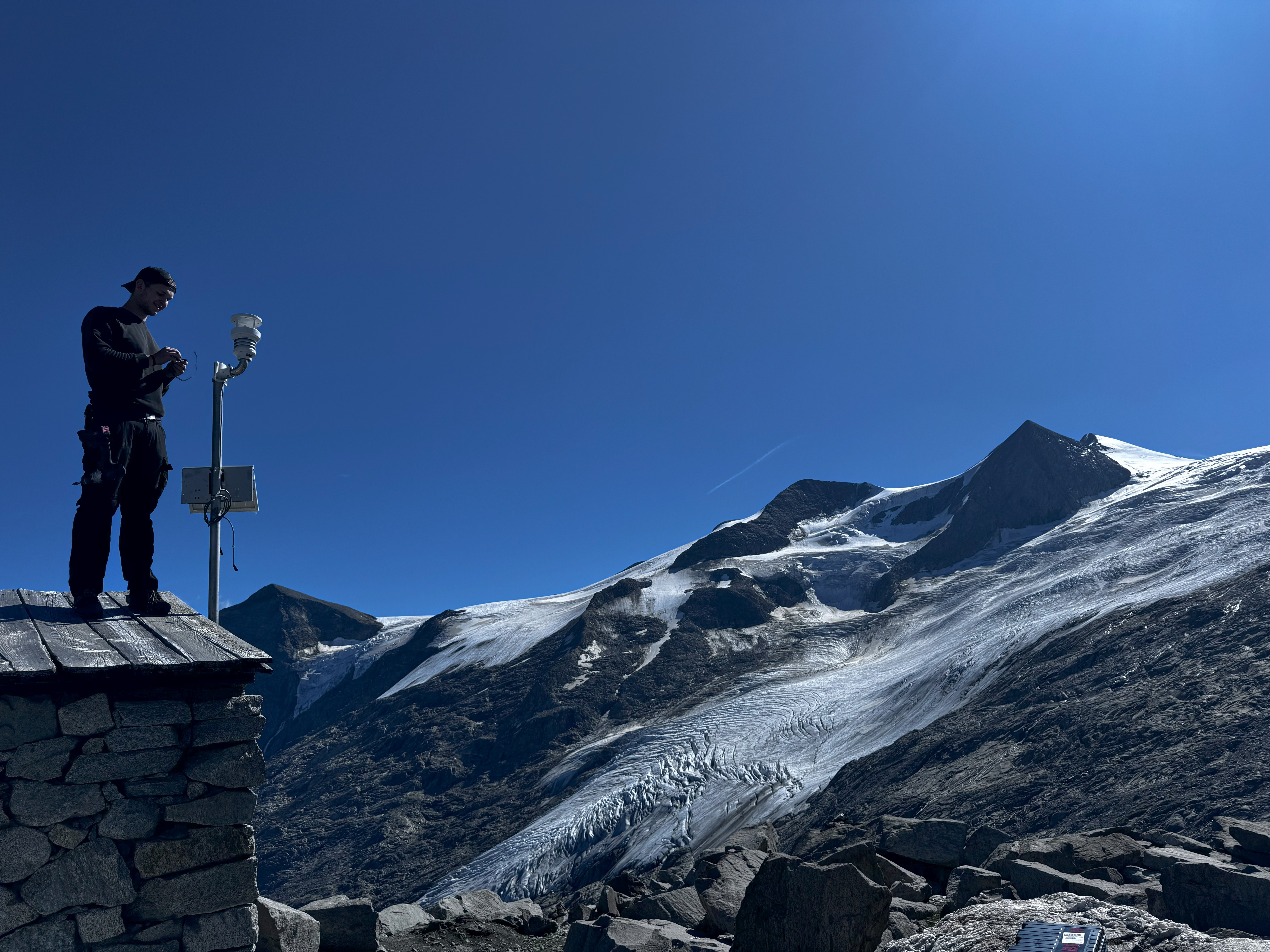 Neue Prager Hütte im Hochgebirge mit Messstation